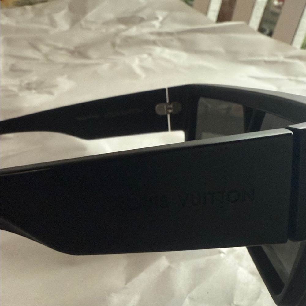 LOUIS VUITTON Oversized Sunglasses - Picture 2 of 4